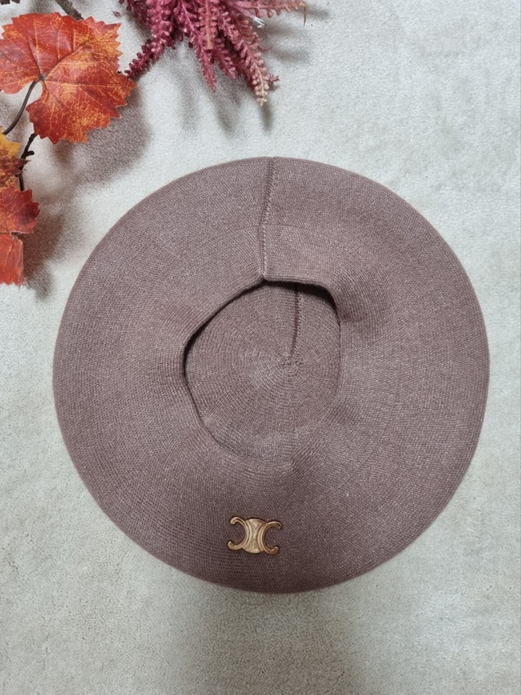 beret-chantalka-jasna-czekolada-braz-welna-akryl-zlota-przypinka-odpinana-paryski-styl-elegancki-modny-dodatek-butik-szykownia-2