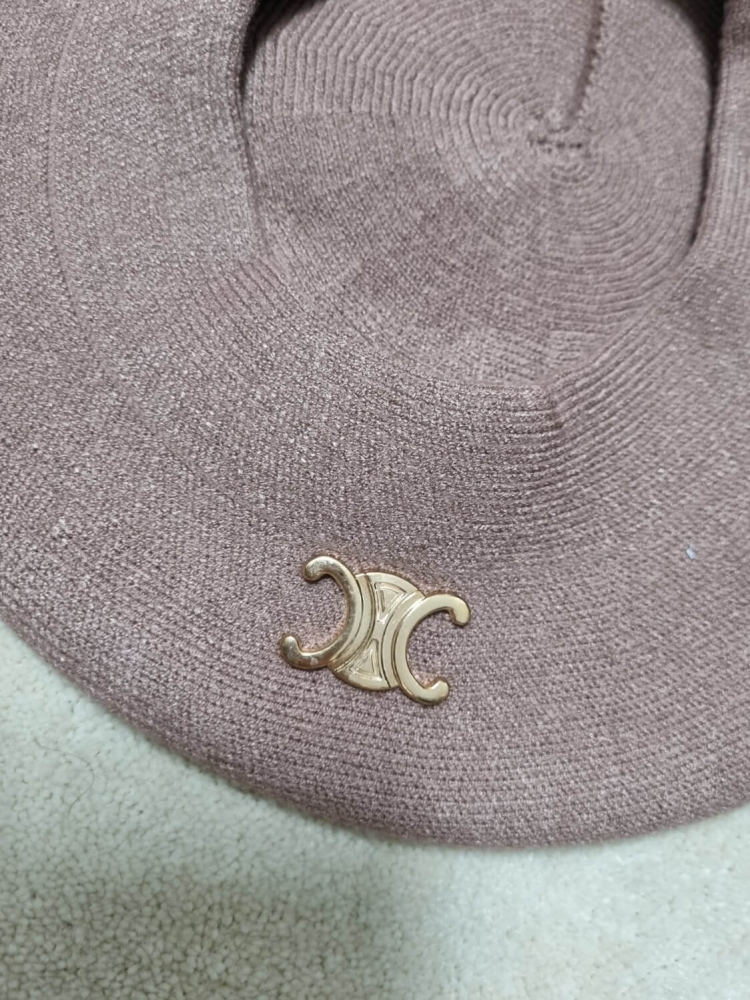 beret-chantalka-jasna-czekolada-braz-welna-akryl-zlota-przypinka-odpinana-paryski-styl-elegancki-modny-dodatek-butik-szykownia-3