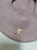 beret-chantalka-jasna-czekolada-braz-welna-akryl-zlota-przypinka-odpinana-paryski-styl-elegancki-modny-dodatek-butik-szykownia-3