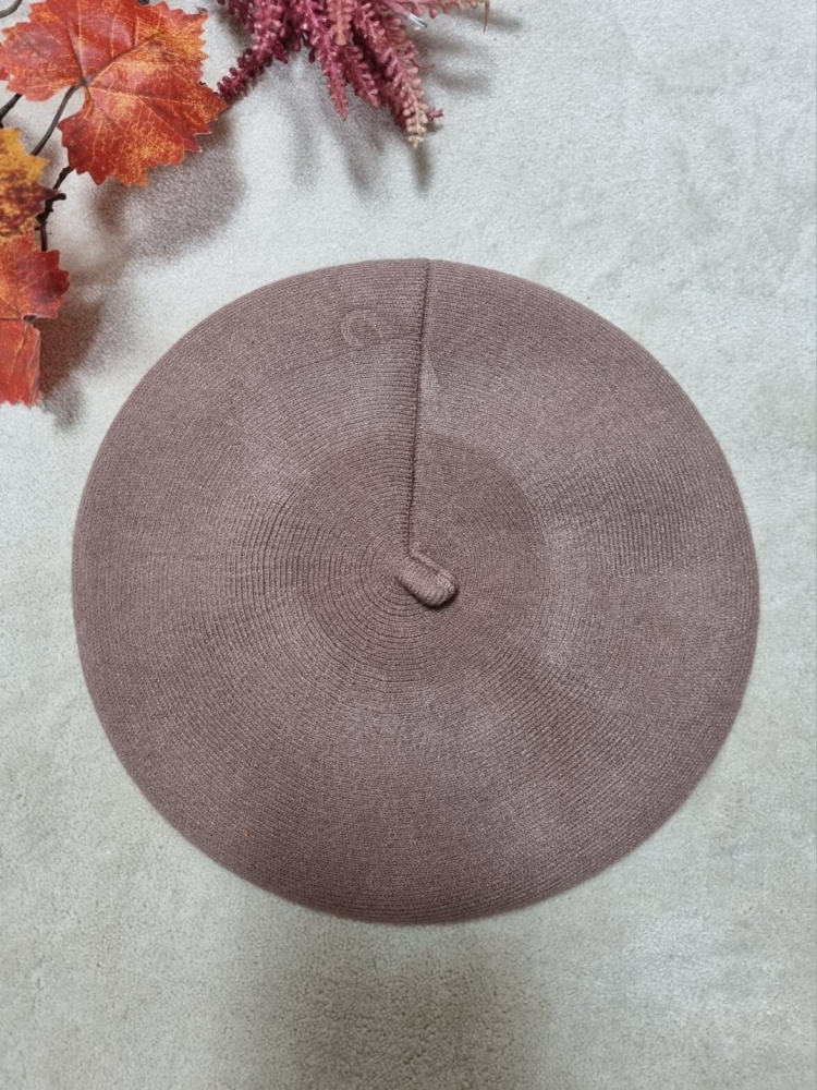 beret-chantalka-jasna-czekolada-braz-welna-akryl-zlota-przypinka-odpinana-paryski-styl-elegancki-modny-dodatek-butik-szykownia-4