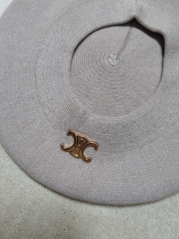 beret-chantalka-sredni-bez-welna-akryl-zlota-przypinka-odpinana-paryski-styl-elegancki-modny-dodatek-butik-szykownia-3