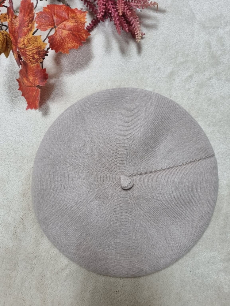 beret-chantalka-sredni-bez-welna-akryl-zlota-przypinka-odpinana-paryski-styl-elegancki-modny-dodatek-butik-szykownia-4