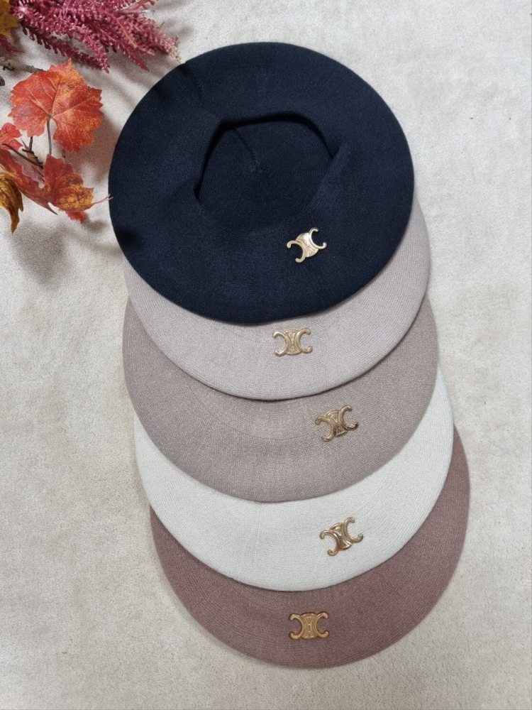 beret-chantalka-sredni-bez-welna-akryl-zlota-przypinka-odpinana-paryski-styl-elegancki-modny-dodatek-butik-szykownia-6