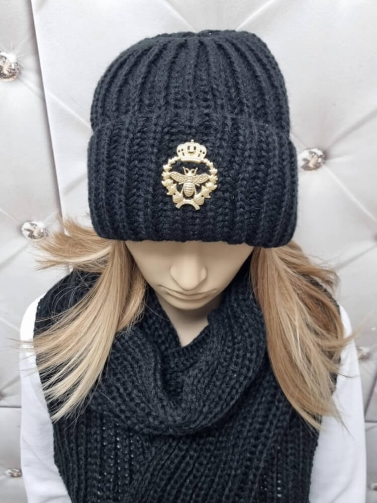 komplet-czapka-dlugi-szal-broszka-mucha-elegancji-czarny-welna-akryl-polska-produkcja-retex-zimowy-elegancki-modny-cieply-butik-szykownia-5