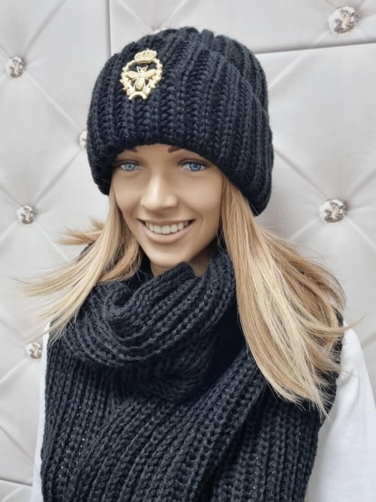 komplet-czapka-dlugi-szal-broszka-mucha-elegancji-czarny-welna-akryl-polska-produkcja-retex-zimowy-elegancki-modny-cieply-butik-szykownia-6