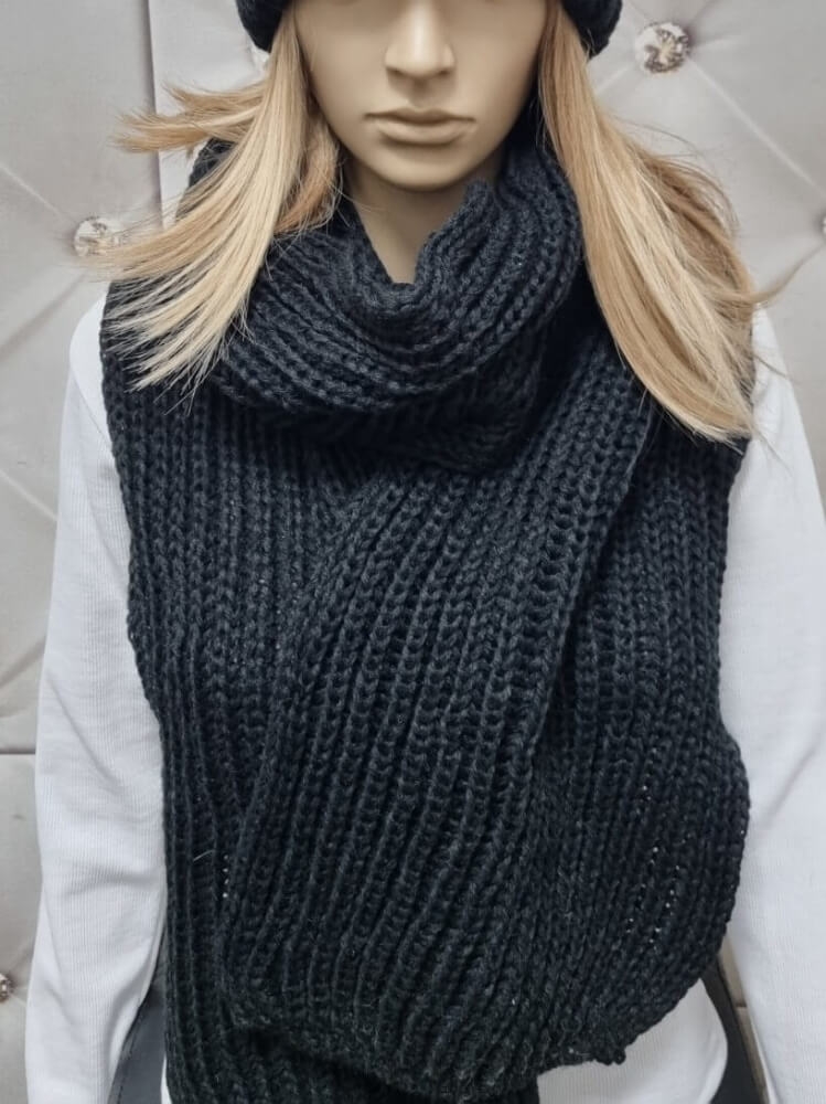 komplet-czapka-dlugi-szal-broszka-mucha-elegancji-czarny-welna-akryl-polska-produkcja-retex-zimowy-elegancki-modny-cieply-butik-szykownia-7