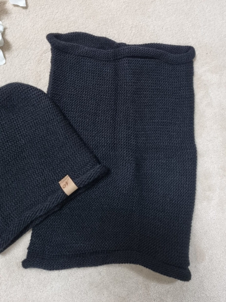 komplet-czapka-i-komin-neomi-classic-polska-produkcja-czarny-nowmark-miekki-cieply-elegancki-damski-zimowy-akryl-poliamid-butik-szykownia-6