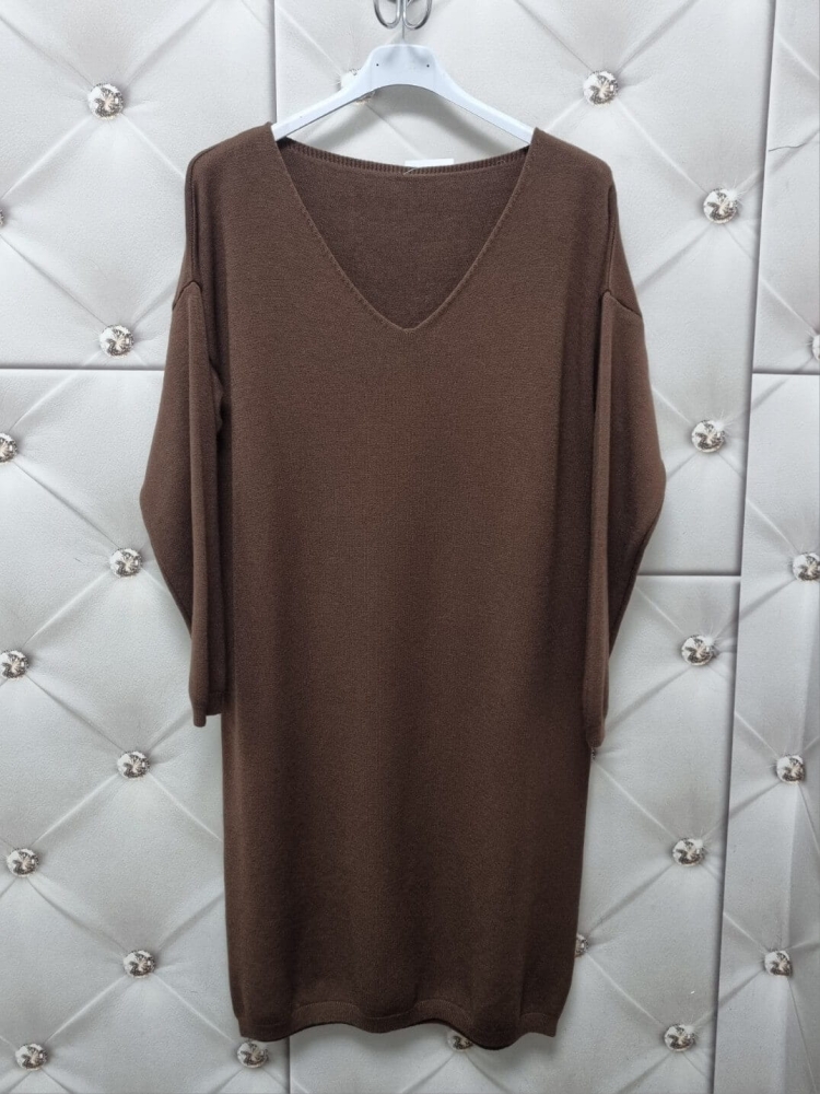 sukienka-dzianinowa-mirella-czekolada-braz-dekolt-v-serek-dlugi-rekaw-elastyczna-miekka-wygodna-modna-bazowa-codzienna-elegancka-butik-szykownia-7