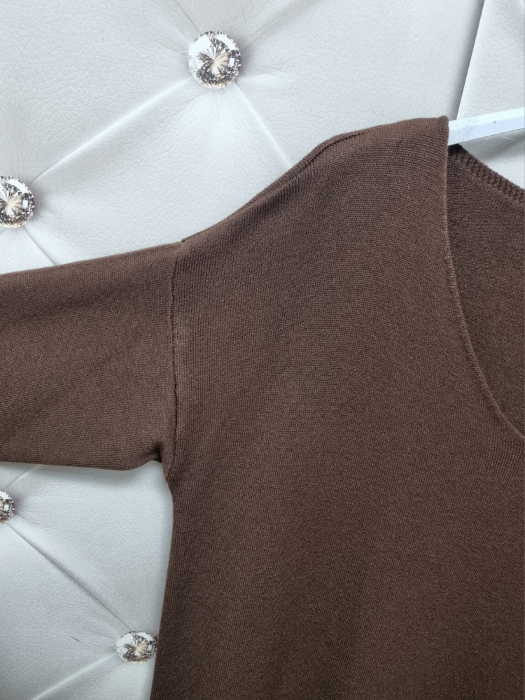 sukienka-dzianinowa-mirella-czekolada-braz-dekolt-v-serek-dlugi-rekaw-elastyczna-miekka-wygodna-modna-bazowa-codzienna-elegancka-butik-szykownia-8