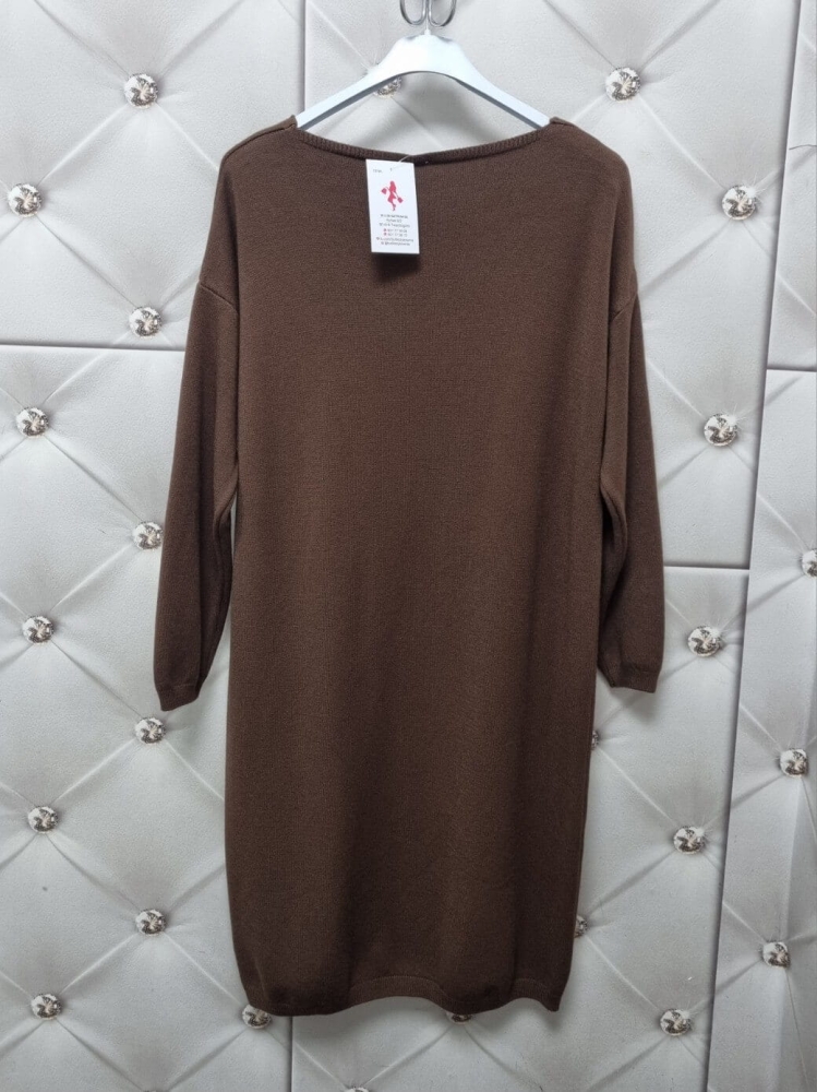 sukienka-dzianinowa-mirella-czekolada-braz-dekolt-v-serek-dlugi-rekaw-elastyczna-miekka-wygodna-modna-bazowa-codzienna-elegancka-butik-szykownia-9