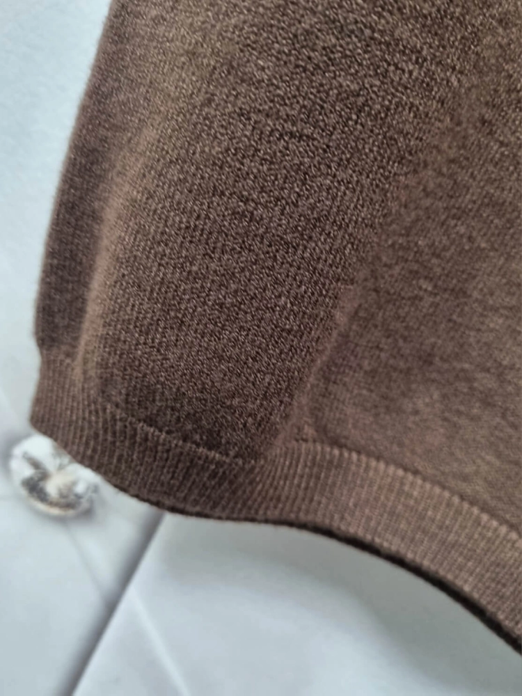 sukienka-dzianinowa-mirella-czekolada-braz-dekolt-v-serek-dlugi-rekaw-elastyczna-miekka-wygodna-modna-bazowa-codzienna-elegancka-butik-szykownia-10