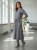 sukienka-valetta-taupe-bezowa-szara-jesienna-midi-bawelna-elastyczna-dekolt-v-talia-gumka-rekaw-34-elegancka-wygodna-stylowa-butik-szykownia-3