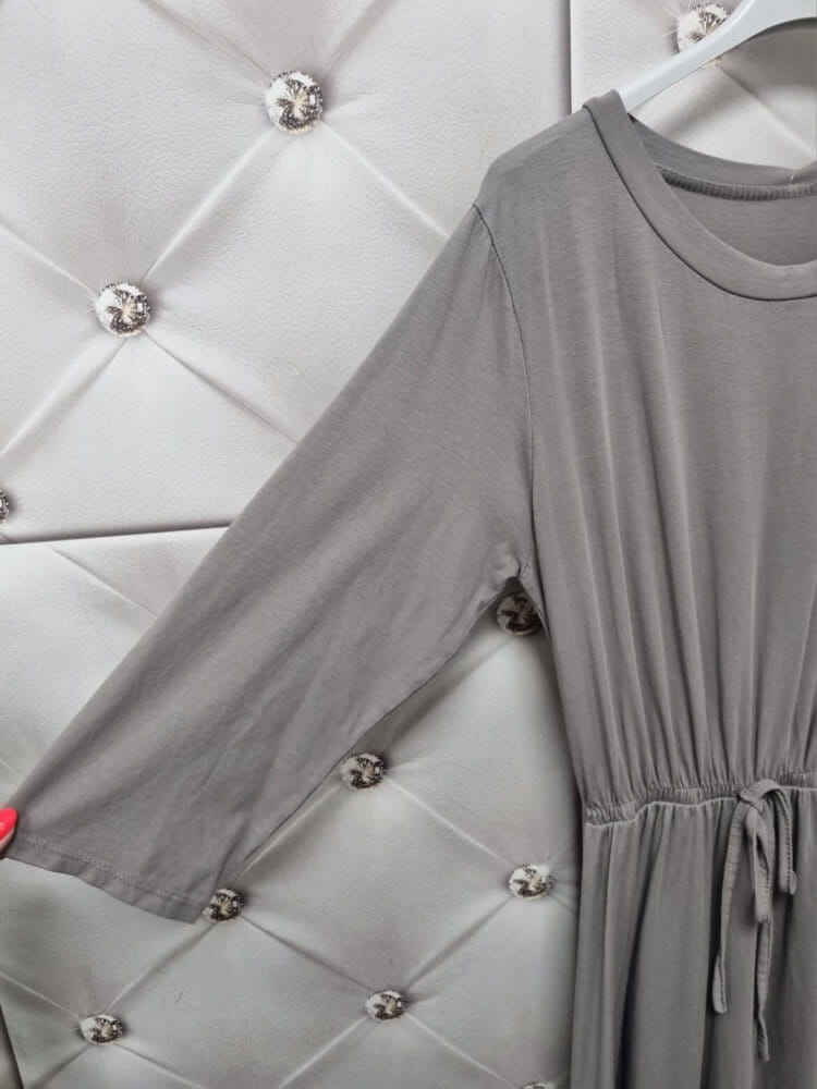 sukienka-valetta-taupe-bezowa-szara-jesienna-midi-bawelna-elastyczna-dekolt-v-talia-gumka-rekaw-34-elegancka-wygodna-stylowa-butik-szykownia-6