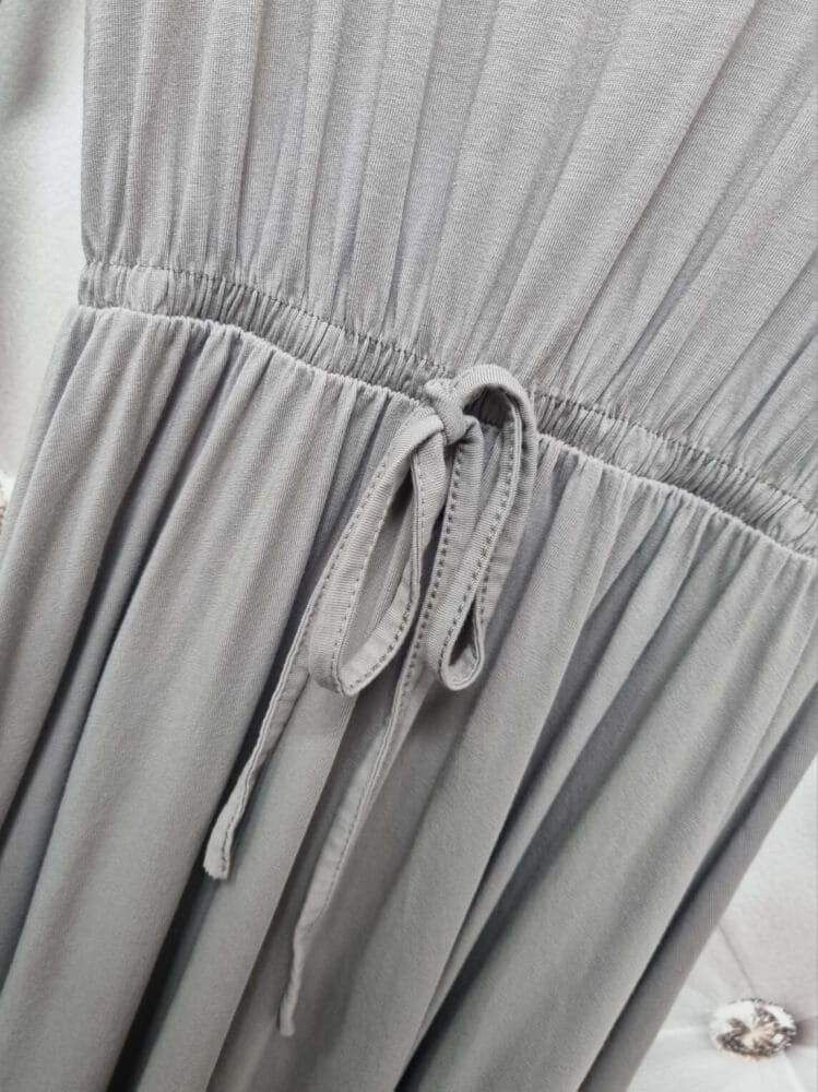 sukienka-valetta-taupe-bezowa-szara-jesienna-midi-bawelna-elastyczna-dekolt-v-talia-gumka-rekaw-34-elegancka-wygodna-stylowa-butik-szykownia-8