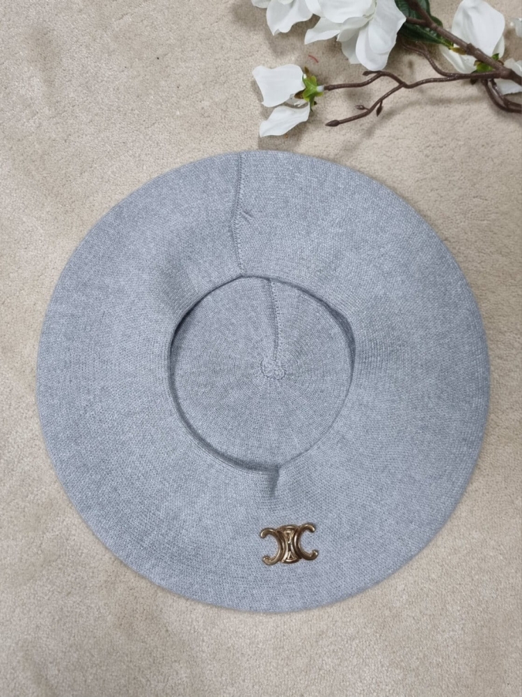 beret-chantalka-szary-welna-akryl-zlota-przypinka-odpinana-paryski-styl-elegancki-modny-dodatek-butik-szykownia-2