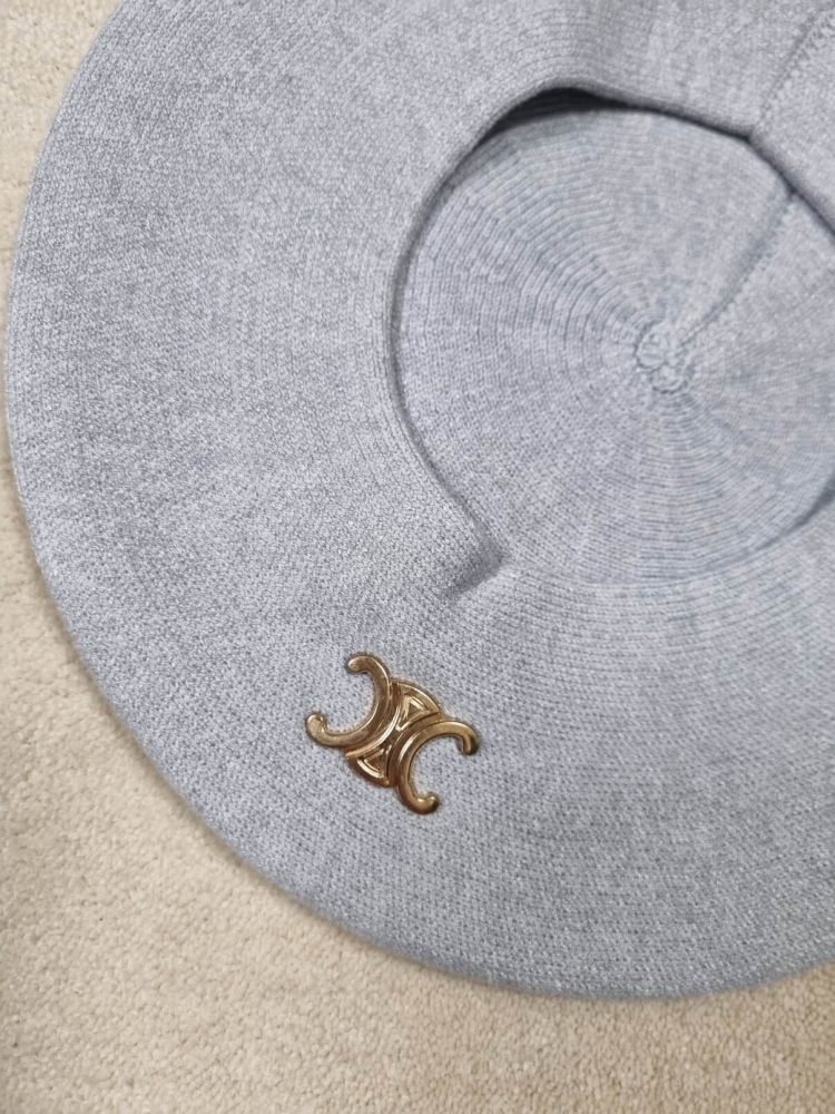 beret-chantalka-szary-welna-akryl-zlota-przypinka-odpinana-paryski-styl-elegancki-modny-dodatek-butik-szykownia-3