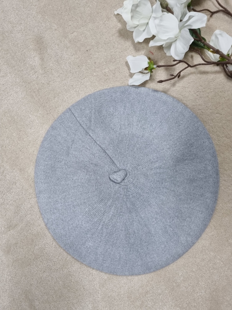 beret-chantalka-szary-welna-akryl-zlota-przypinka-odpinana-paryski-styl-elegancki-modny-dodatek-butik-szykownia-4