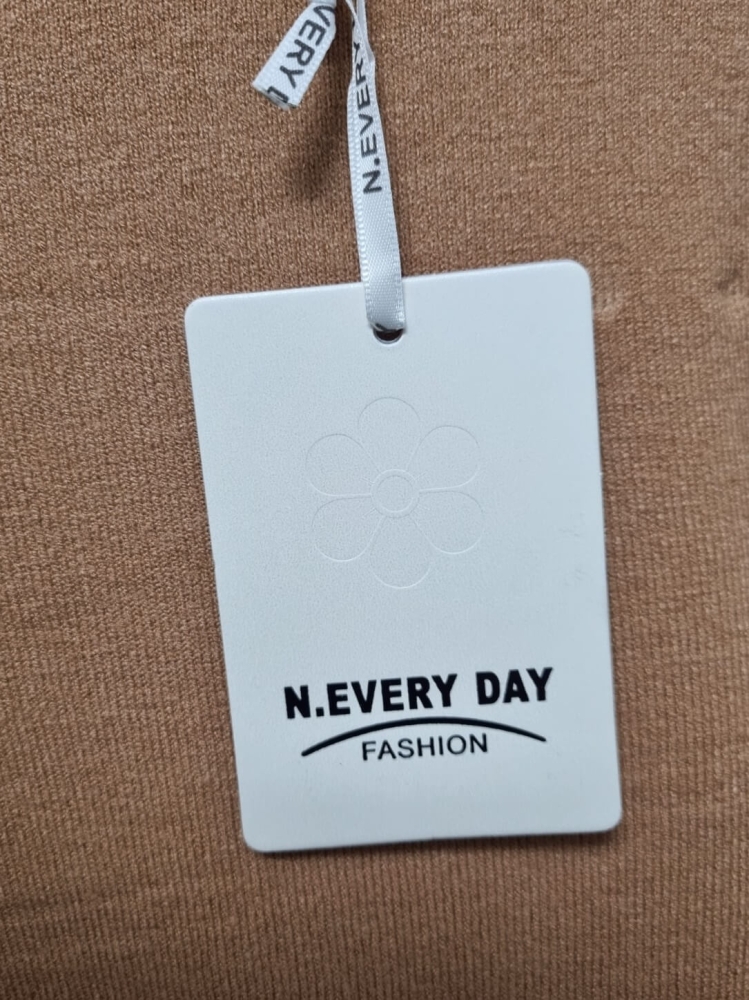 polgolf-nora-bluzka-sweterek-camel-neveryday-cienka-dzianina-guziki-zlote-elastyczna-modna-bazowa-klasyczna-butik-szykownia-5