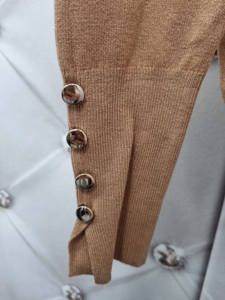 polgolf-nora-bluzka-sweterek-camel-neveryday-cienka-dzianina-guziki-zlote-elastyczna-modna-bazowa-klasyczna-butik-szykownia-10