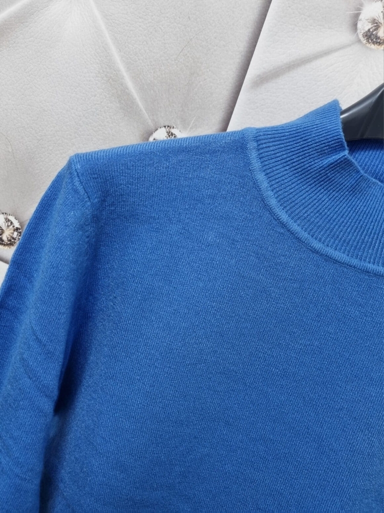 polgolf-nora-bluzka-sweterek-niebieski-neveryday-cienka-dzianina-guziki-zlote-elastyczna-modna-bazowa-klasyczna-butik-szykownia-7