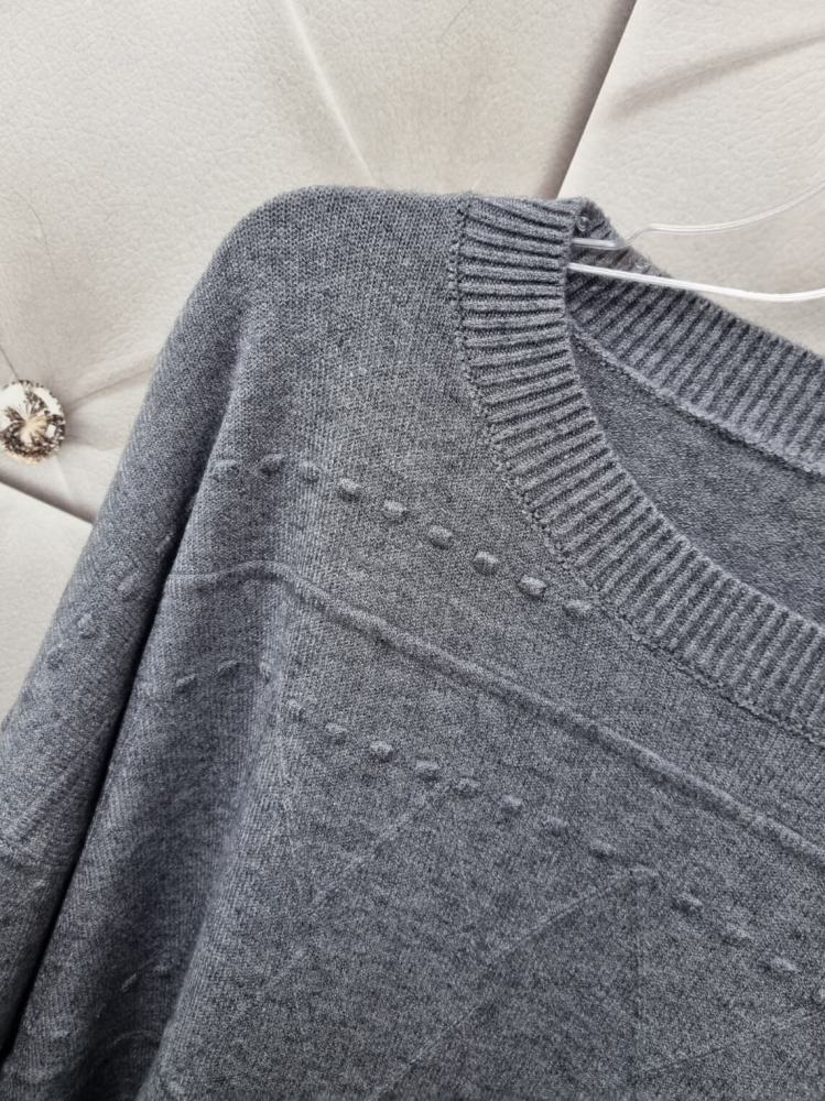 sweter-elvira-szary-everyday-wypukle-wzory-oversize-bigsize-elastyczny-miekki-dekolt-okrągły-n-every-day-butik-szykownia-8