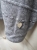 sweter-elvira-szary-everyday-wypukle-wzory-oversize-bigsize-elastyczny-miekki-dekolt-okrągły-n-every-day-butik-szykownia-11