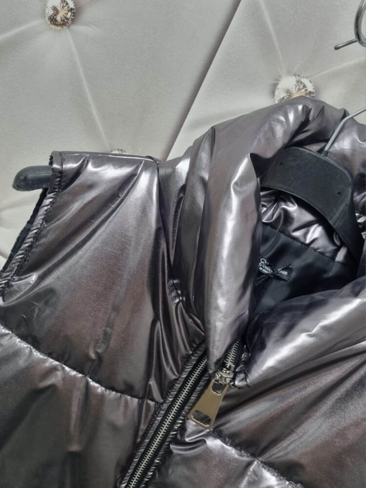 kamizelka-silver-shine-krotka-metaliczna-srebrna-stojka-nylon-lekka-bez-kieszeni-nowoczesna-modna-butik-szykownia-9