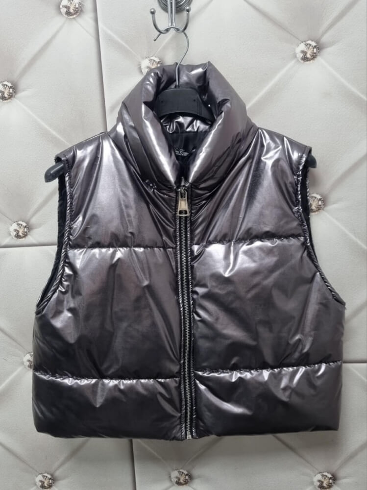kamizelka-silver-shine-krotka-metaliczna-srebrna-stojka-nylon-lekka-bez-kieszeni-nowoczesna-modna-butik-szykownia-10