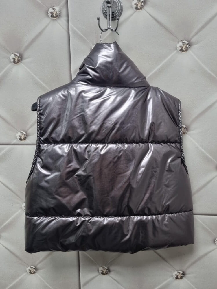 kamizelka-silver-shine-krotka-metaliczna-srebrna-stojka-nylon-lekka-bez-kieszeni-nowoczesna-modna-butik-szykownia-11