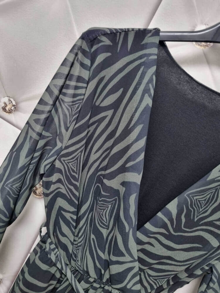 sukienka-gua-motyw-zwierzecy-khaki-zielony-czarny-szyfonowa-zwiewna-kopertowy-dekolt-falbanki-wloska-produkcja-butik-szykownia-8