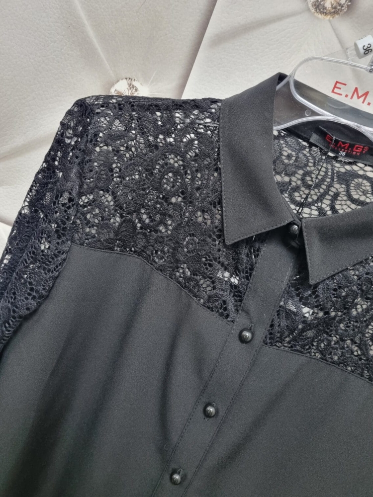 bluzka-agata-emg-collection-czarna-koronkowa-koszula-perelkowe-guziki-elegancka-polska-produkcja-butik-szykownia-6