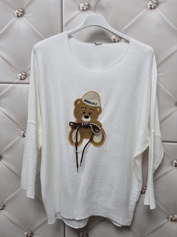 sweter-bialy-oversize-teddy-mis-aplikacja-wygodny-modny-nietoperzowy-luzny-big-size-wloski-wiskoza-butik-szykownia-10