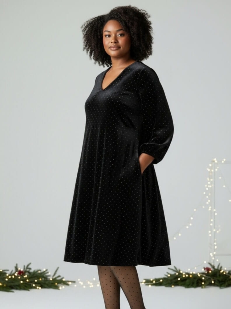 sukienka-velvet-star-aksamitna-plus-size-czarna-dekolt-v-rozkloszowana-z-kieszeniami-cyrkonie-blyszczaca-elegancka-butik-szykownia-3