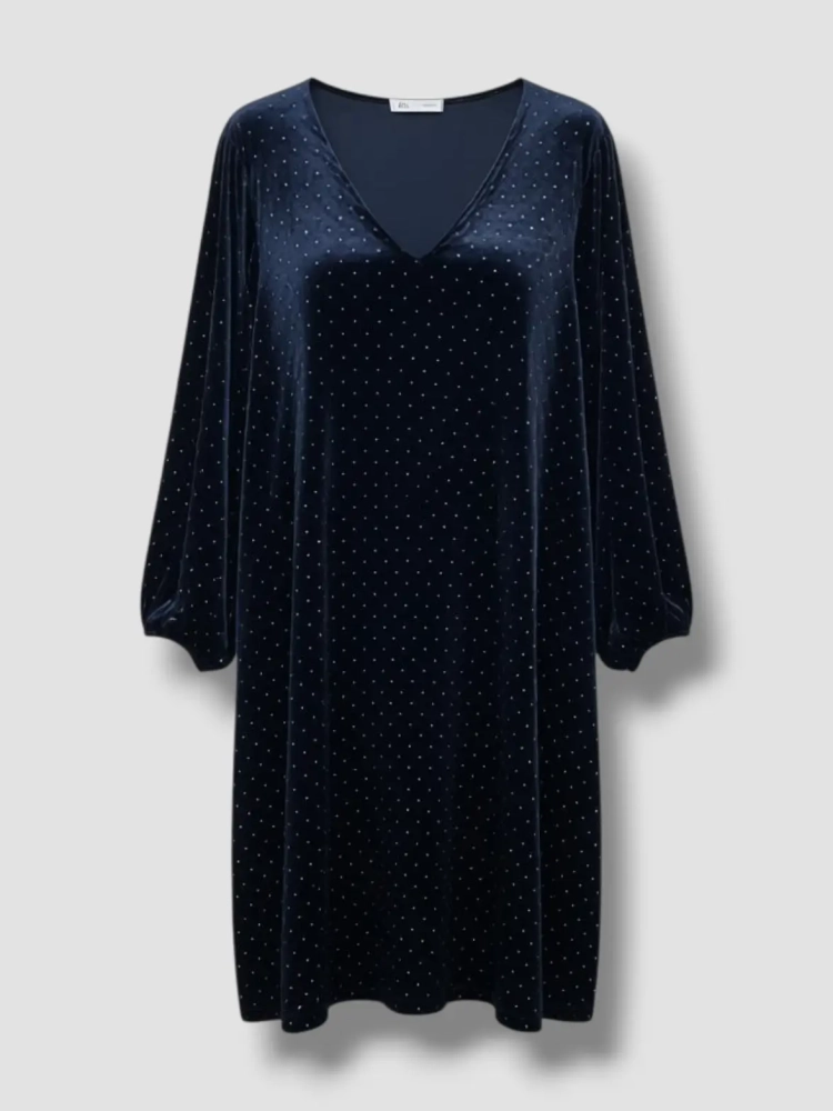 sukienka-velvet-star-aksamitna-plus-size-czarna-dekolt-v-rozkloszowana-z-kieszeniami-cyrkonie-blyszczaca-elegancka-butik-szykownia-4