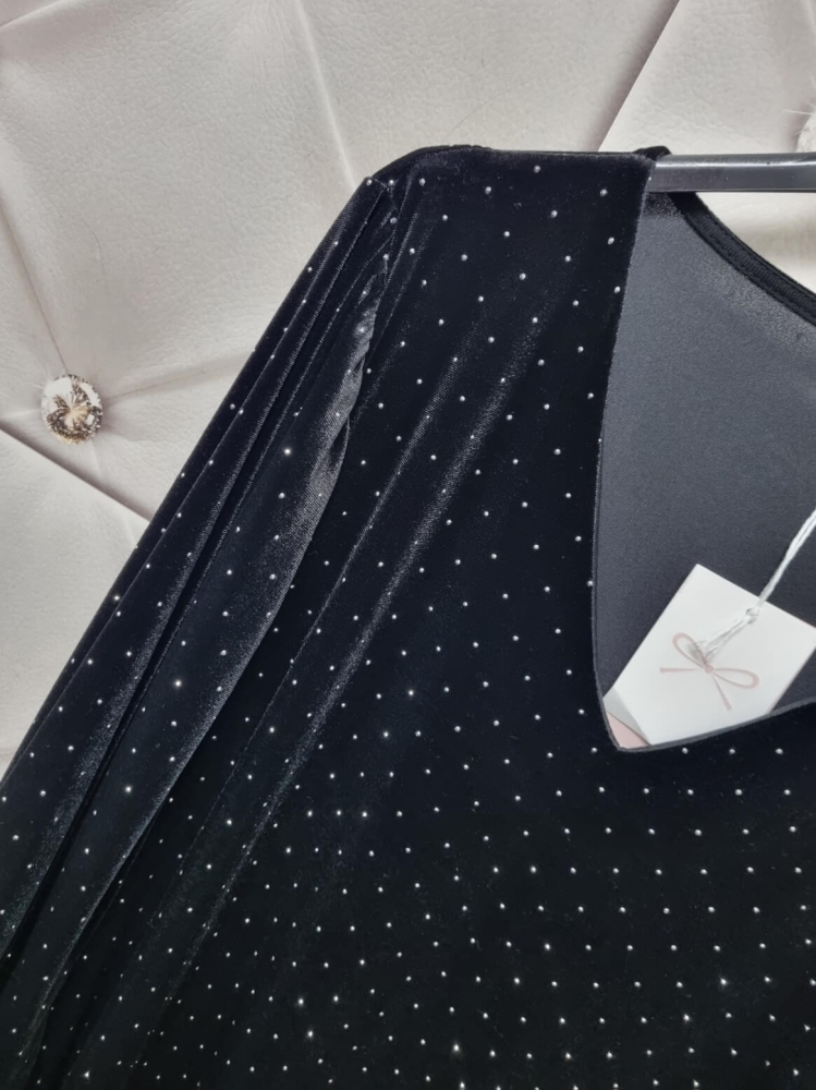 sukienka-velvet-star-aksamitna-plus-size-czarna-dekolt-v-rozkloszowana-z-kieszeniami-cyrkonie-blyszczaca-elegancka-butik-szykownia-10