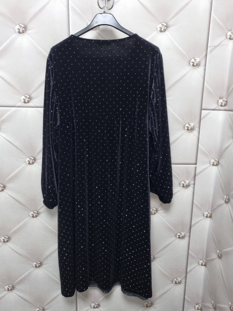 sukienka-velvet-star-aksamitna-plus-size-czarna-dekolt-v-rozkloszowana-z-kieszeniami-cyrkonie-blyszczaca-elegancka-butik-szykownia-13