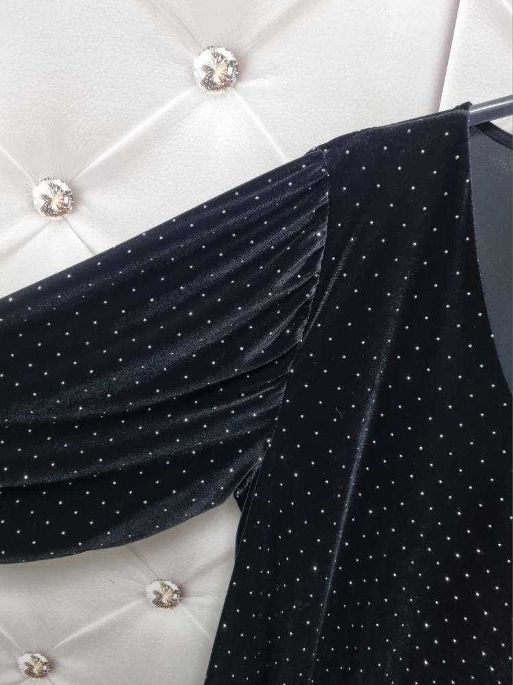 sukienka-velvet-star-aksamitna-plus-size-czarna-dekolt-v-rozkloszowana-z-kieszeniami-cyrkonie-blyszczaca-elegancka-butik-szykownia-14
