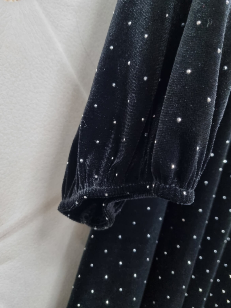 sukienka-velvet-star-aksamitna-plus-size-czarna-dekolt-v-rozkloszowana-z-kieszeniami-cyrkonie-blyszczaca-elegancka-butik-szykownia-15