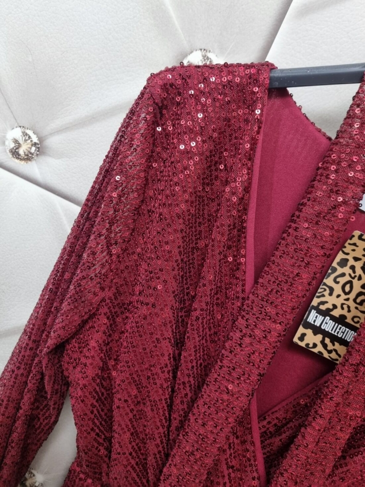 sukienka-koktajlowa-bordowa-cekinowa-wloska-dekolt-v-gumka-w-pasie-pasek-dlugie-rekawy-imprezowa-karnawal-butik-szykownia-9