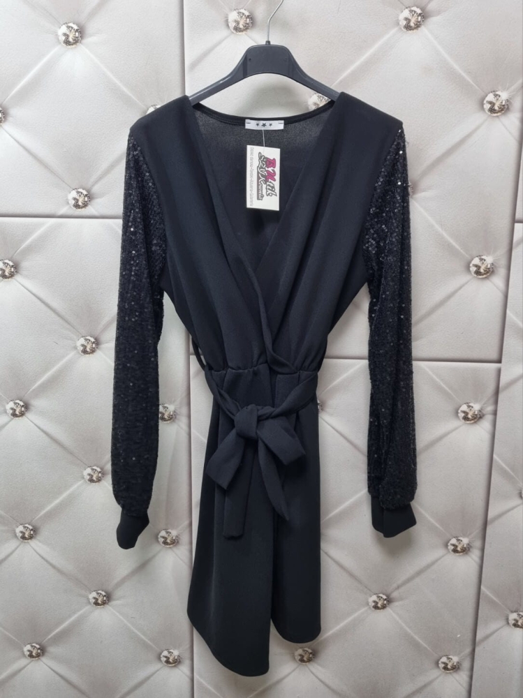 sukienka-koktajlowa-czarna-wloska-zakladkowy-dekolt-v-cekinowe-rekawy-asymetryczna-zakladka-elastyczna-pasek-w-pasie-elegancka-wieczorowa-imprezowa-butik-szykownia-11