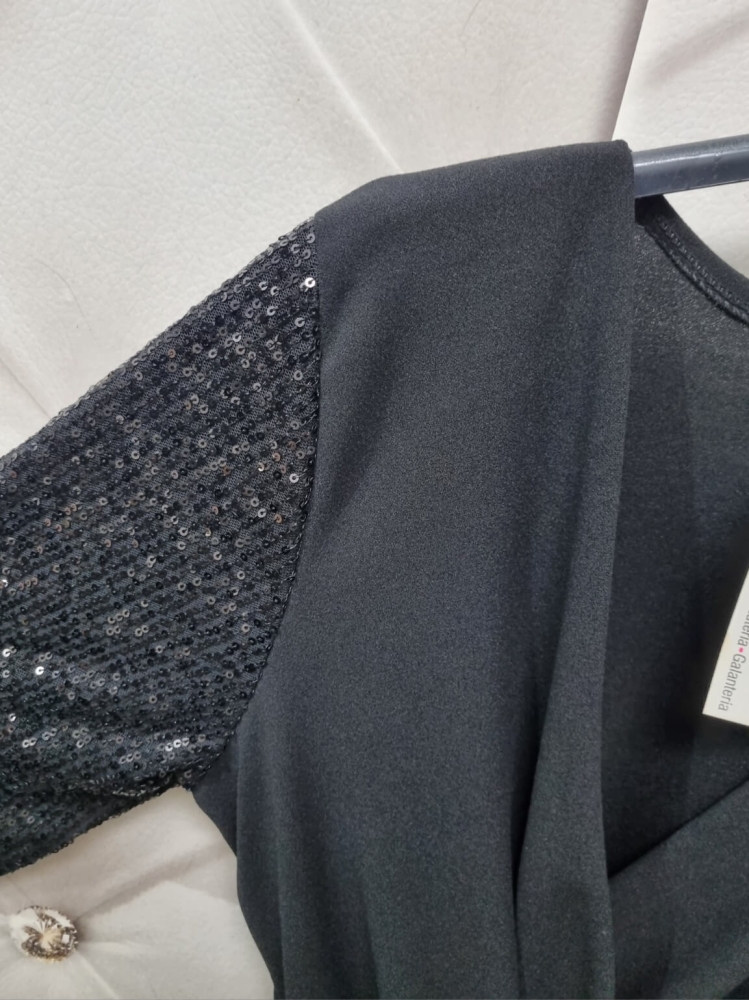 sukienka-koktajlowa-czarna-wloska-zakladkowy-dekolt-v-cekinowe-rekawy-asymetryczna-zakladka-elastyczna-pasek-w-pasie-elegancka-wieczorowa-imprezowa-butik-szykownia-12