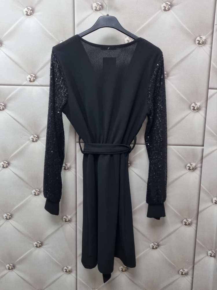 sukienka-koktajlowa-czarna-wloska-zakladkowy-dekolt-v-cekinowe-rekawy-asymetryczna-zakladka-elastyczna-pasek-w-pasie-elegancka-wieczorowa-imprezowa-butik-szykownia-13