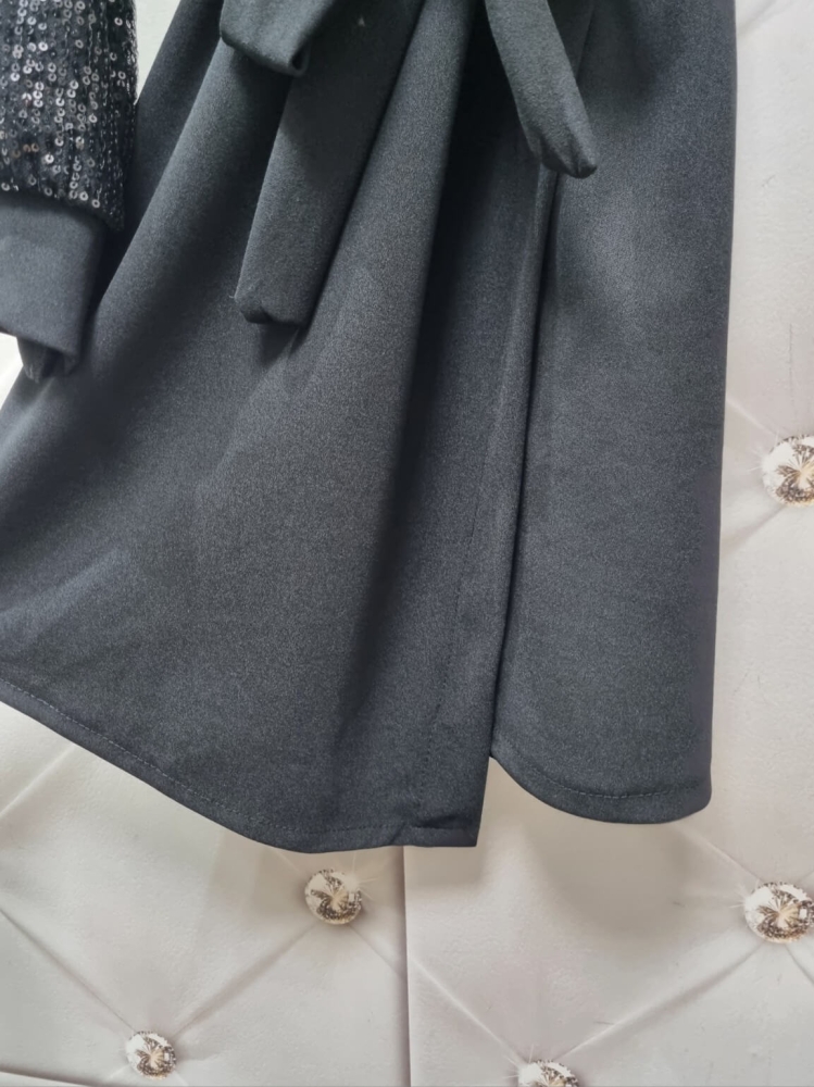 sukienka-koktajlowa-czarna-wloska-zakladkowy-dekolt-v-cekinowe-rekawy-asymetryczna-zakladka-elastyczna-pasek-w-pasie-elegancka-wieczorowa-imprezowa-butik-szykownia-14