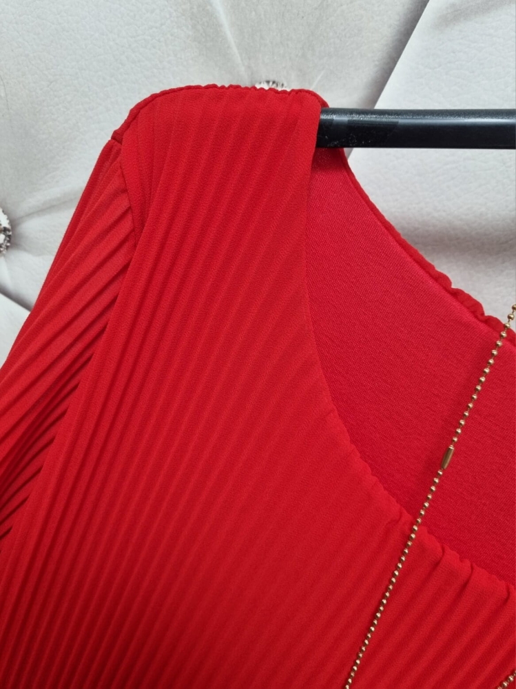 bluzka-plus-size-czerwona-plisowana-lekkie-rekawy-podszewka-okragly-dekolt-zloty-lancuszek-elegancka-universalna-butik-szykownia-10