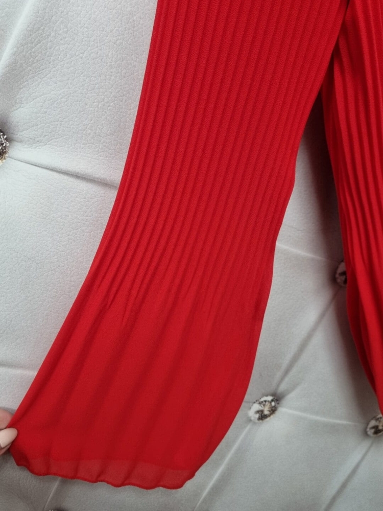 bluzka-plus-size-czerwona-plisowana-lekkie-rekawy-podszewka-okragly-dekolt-zloty-lancuszek-elegancka-universalna-butik-szykownia-13