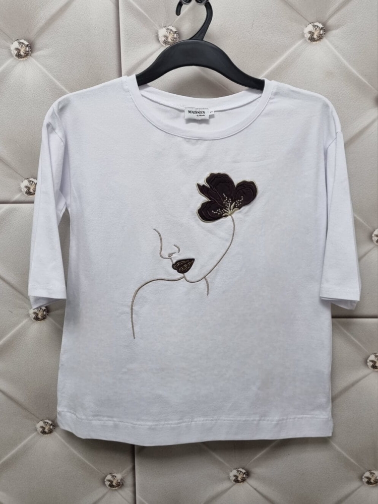 bluzka-tshirt-dziewczyna-twarz-kwiat-czekoladowy-madnes-polska-produkcja-dekolt-okragly-rekaw-3-4-biala-bawelna-elastyczna-jakosc-premium-butik-szykownia-9