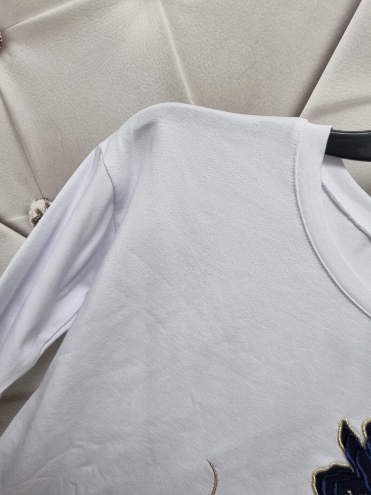 bluzka-tshirt-dziewczyna-twarz-kwiat-granatowy-madnes-polska-produkcja-dekolt-okragly-rekaw-3-4-biala-bawelna-elastyczna-jakosc-premium-butik-szykownia-8