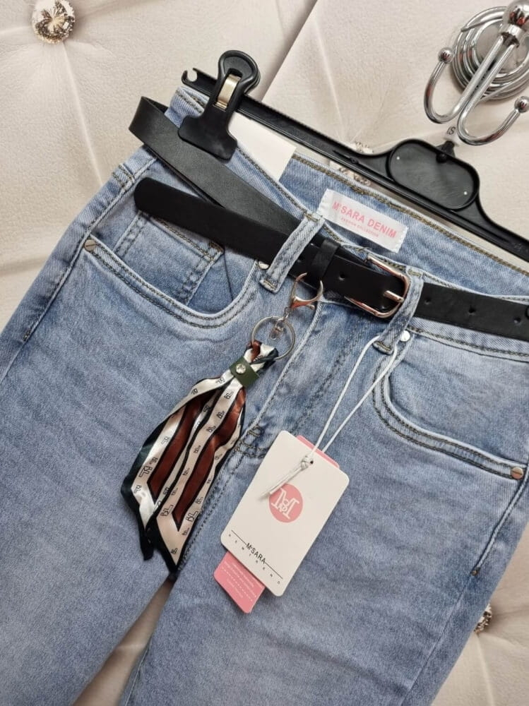 spodnie-jeansy-msara-bf2999-5-mom-fit-jasne-niebieskie-z-paskiem-i-apaszka-podwijane-nogawki-wiosna-butik-szykownia-9