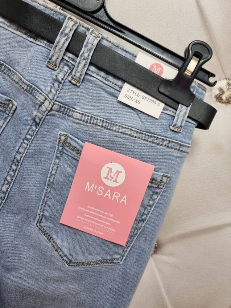 spodnie-jeansy-msara-bf2999-5-mom-fit-jasne-niebieskie-z-paskiem-i-apaszka-podwijane-nogawki-wiosna-butik-szykownia-12