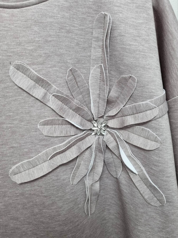 sukienka-soft-bloom-pudrowo-bezowa-asymetryczna-kwiat-maselko-kieszenie-elegancka-sportowa-wygodna-elastyczna-butik-szykownia-10